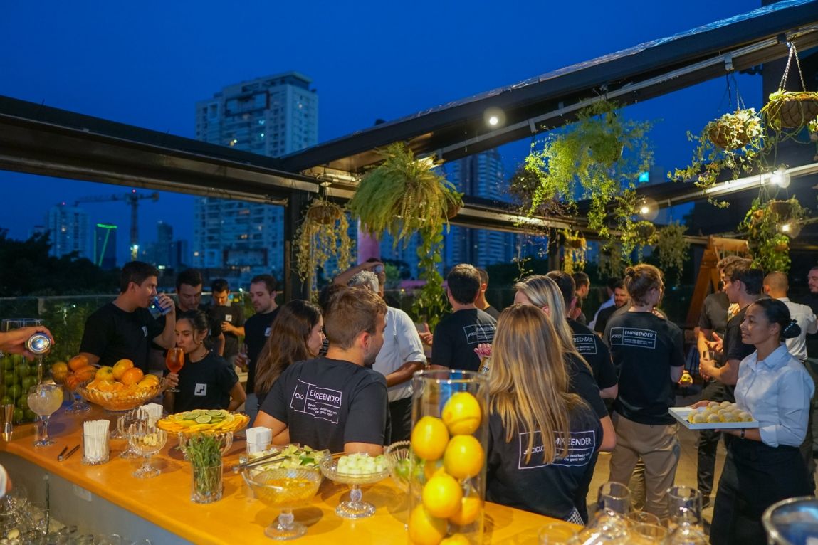 Rooftop com visão do bar - Happy Hour - Ciclo Empreendedor
